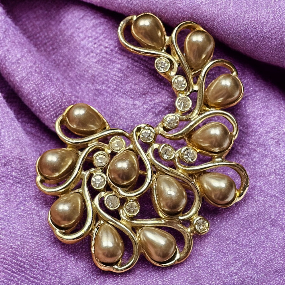 Sarah Coventry Brooch Honey Bunch 6799 Gold Tone Faux Pearl Rhinestone